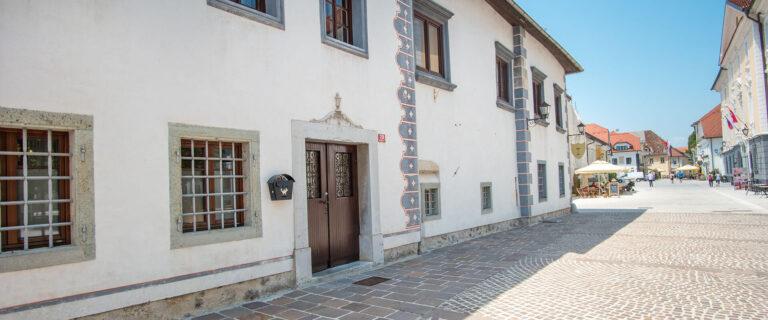 Vila Radolca, Radovljica, Linhartov trg