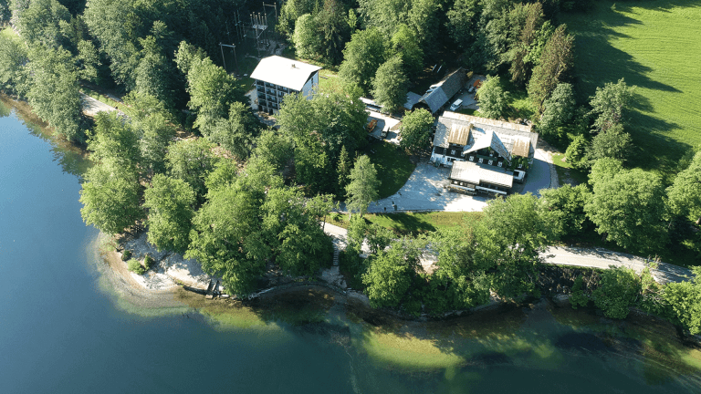 hostel-pod-voglom-bohinj-dron-slika-zunanjost